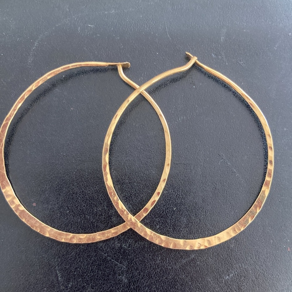 Gorgeous Vintage one of a kind thin gold hoops / one side hammered, other smooth - Picture 7 of 10